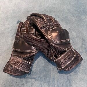 Motorcycle gloves